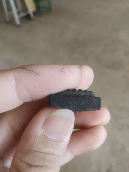 พระเนื้อว่านดำผสมผงพิมพ์เตารีด(พระพิมพ์พระหลวงปู่ทวดหลังอักขระ(อักษรนูน)(วัดช้างให้จังหวัดปัตตานี)(ไม่ทราบรุ่น)(250409))พระเครื่องรางของมงคล รูปที่ 14