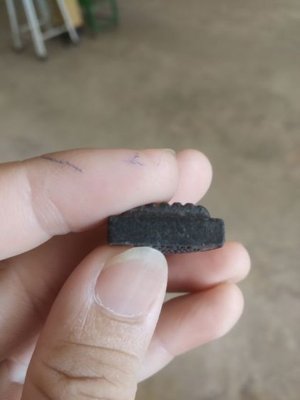 พระเนื้อว่านดำผสมผงพิมพ์เตารีด(พระพิมพ์พระหลวงปู่ทวดหลังอักขระ(อักษรนูน)(วัดช้างให้จังหวัดปัตตานี)(ไม่ทราบรุ่น)(250409))พระเครื่องรางของมงคล รูปที่ 17