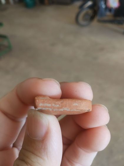 พระเนื้อดิน(พระพิมพ์พระซุ้มกอหลังเรียบเนื้อออกสีส้ม(พระใหม่ไม่ทราบพระเกจิที่สร้าง)(ไม่ทราบรุ่นและอายุ)(260402))พระบ้านพระเครื่องรางของมงคล รูปที่ 7