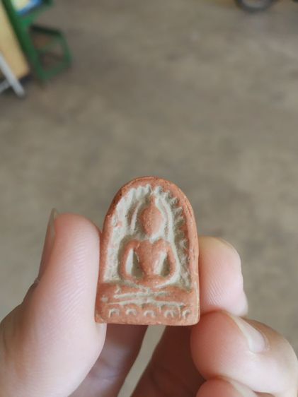 พระเนื้อดิน(พระพิมพ์พระซุ้มกอหลังเรียบเนื้อออกสีส้ม(พระใหม่ไม่ทราบพระเกจิที่สร้าง)(ไม่ทราบรุ่นและอายุ)(260402))พระบ้านพระเครื่องรางของมงคล รูปที่ 3