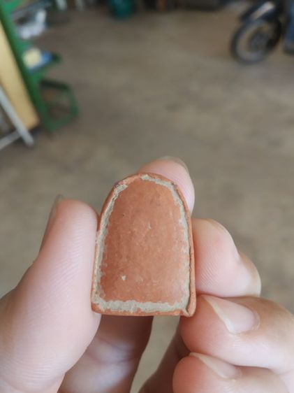 พระเนื้อดิน(พระพิมพ์พระซุ้มกอหลังเรียบเนื้อออกสีส้ม(พระใหม่ไม่ทราบพระเกจิที่สร้าง)(ไม่ทราบรุ่นและอายุ)(260402))พระบ้านพระเครื่องรางของมงคล รูปที่ 4