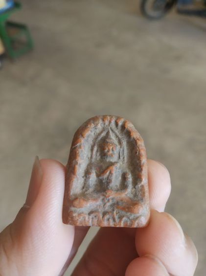 พระเนื้อดิน(พระพิมพ์พระซุ้มกอหลังเรียบเนื้อออกสีส้มแดง(ไม่ทราบพระเกจิที่สร้าง)(ไม่ทราบอายุและรุ่น)(260403))พระบ้านหาเครื่องรางของมงคลหา รูปที่ 6