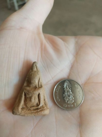 พระเนื้อดิน(พระพิมพ์พระนางพญาหลังลักษณะคล้ายลายผ้า(พระใหม่ไม่ทราบพระเกจิที่สร้าง)(ไม่ทราบอายุและรุ่น)(260407))พระบ้านพระเครื่องรางของมงคล รูปที่ 4