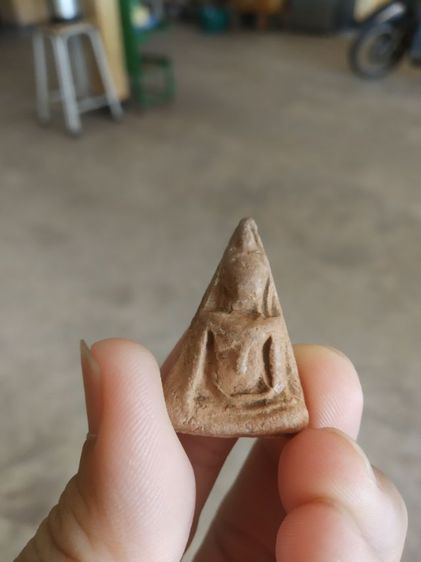 พระเนื้อดิน(พระพิมพ์พระนางพญาหลังลักษณะคล้ายลายผ้า(พระใหม่ไม่ทราบพระเกจิที่สร้าง)(ไม่ทราบอายุและรุ่น)(260407))พระบ้านพระเครื่องรางของมงคล รูปที่ 5