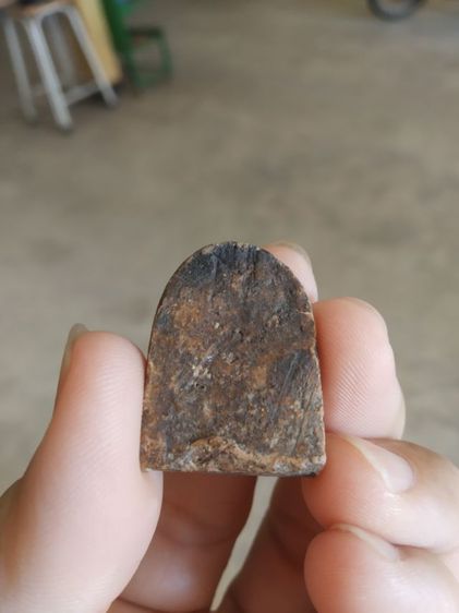 พระเนื้อดินพิมพ์กลาง(พระพิมพ์พระซุ้มกอหลังเรียบเนื้อออกสีดำแดง(ไม่ทราบพระเกจิที่สร้าง)(ไม่ทราบรุ่นและอายุ)(260409))พระเครื่องรางของมงคล รูปที่ 6