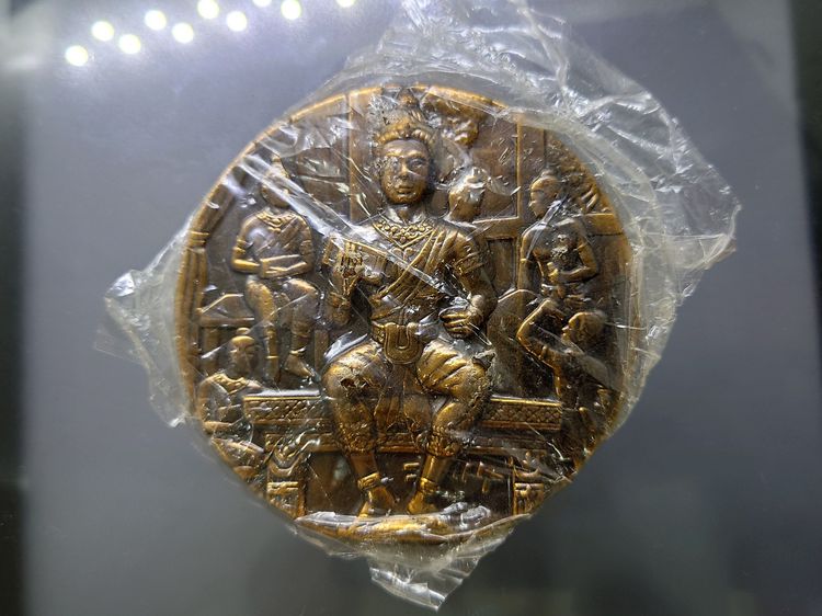เหรียญที่ระลึก 700 ปี ลายสือไทย เนื้อทองแดงรมดำ ขนาด 7 เซน ปี2526 พร้อมกล่องเดิม ซีลเดิมๆ รูปที่ 3