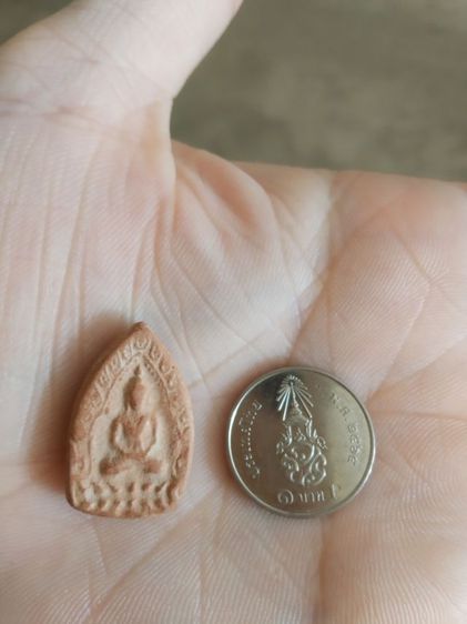 พระเนื้อดินพิมพ์เล็ก(พระพิมพ์เจ้าสัวน้อยหรือพระกลีบบัว(พระใหม่ไม่ทราบพระเกจิที่สร้าง)(270402)(ไม่ทราบอายุและรุ่น))พระเครื่องรางของมงคล รูปที่ 4