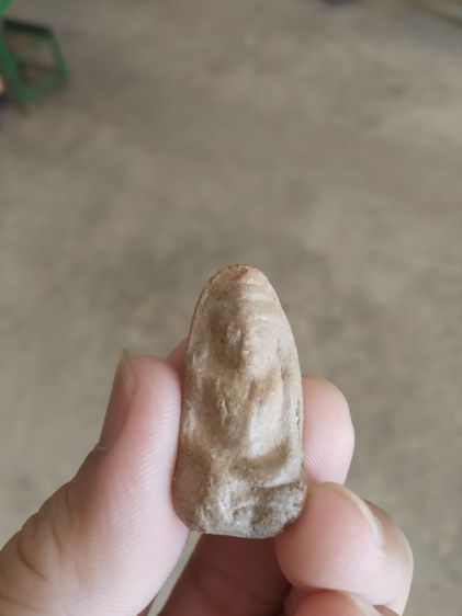 พระเนื้อดินพิมพ์กลาง(พระพิมพ์พระพุทธนั่งปางสมาธิหลังนูนเล็กน้อย(พระใหม่ไม่ทราบพระเกจิที่สร้าง)(270404))พระบ้านถ้าเครื่องรางของมงคล รูปที่ 9