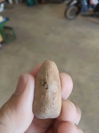 พระเนื้อดินพิมพ์กลาง(พระพิมพ์พระพุทธนั่งปางสมาธิหลังนูนเล็กน้อย(พระใหม่ไม่ทราบพระเกจิที่สร้าง)(270404))พระบ้านถ้าเครื่องรางของมงคล รูปที่ 11