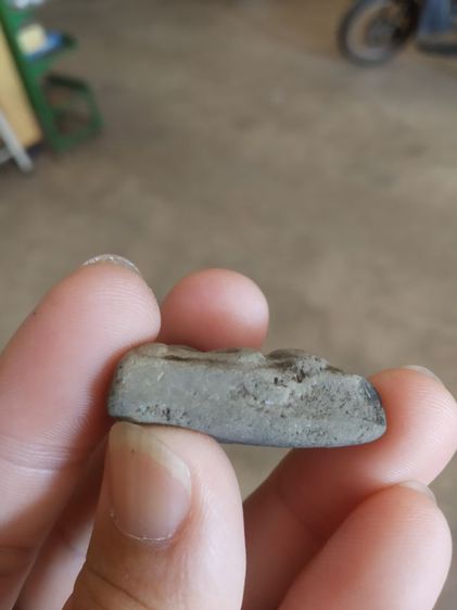 พระเนื้อดินเผา(พระพิมพ์พระนางพญาหลังเรียบเนื้อออกสีเทาดำ(พระใหม่ไม่ทราบพระเกจิที่สร้าง)(ไม่ทราบอายุและรุ่น)(270406))พระเครื่องรางของมงคล รูปที่ 11