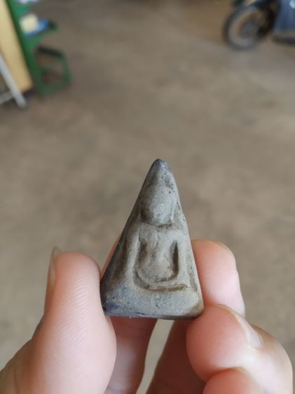 พระเนื้อดินเผา(พระพิมพ์พระนางพญาหลังเรียบเนื้อออกสีเทาดำ(พระใหม่ไม่ทราบพระเกจิที่สร้าง)(ไม่ทราบอายุและรุ่น)(270406))พระเครื่องรางของมงคล รูปที่ 2