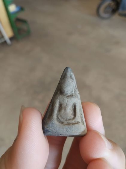 พระเนื้อดินเผา(พระพิมพ์พระนางพญาหลังเรียบเนื้อออกสีเทาดำ(พระใหม่ไม่ทราบพระเกจิที่สร้าง)(ไม่ทราบอายุและรุ่น)(270406))พระเครื่องรางของมงคล รูปที่ 5