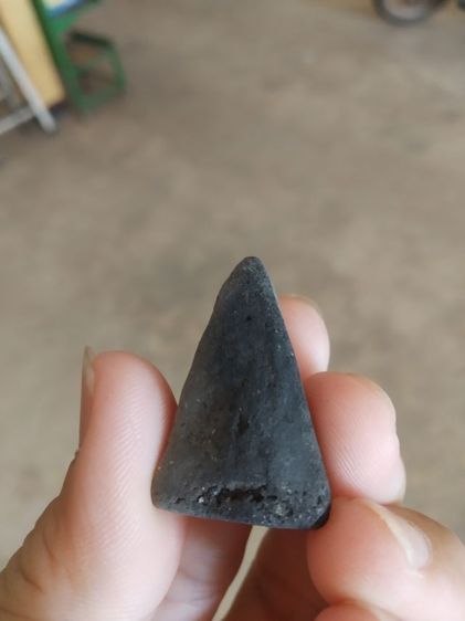 พระเนื้อดินเผา(พระพิมพ์พระนางพญาหลังเรียบเนื้อออกสีเทาดำ(พระใหม่ไม่ทราบพระเกจิที่สร้าง)(ไม่ทราบอายุและรุ่น)(270406))พระเครื่องรางของมงคล รูปที่ 8