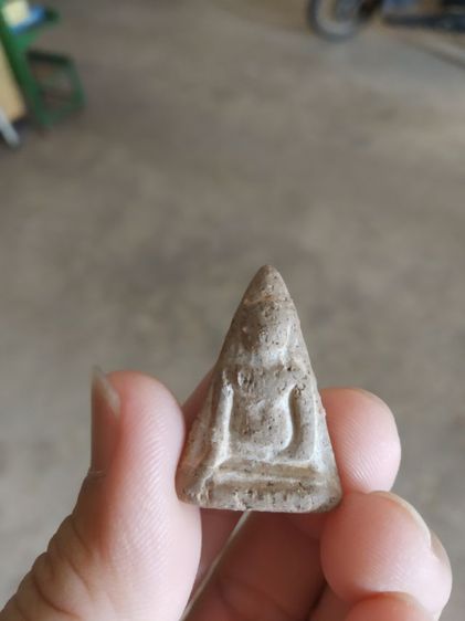 พระเนื้อดิน(พระพิมพ์พระนางพญาหลังเรียบเนื้อออกสีน้ำตาลเทา(พระใหม่ไม่ทราบพระเกจิที่สร้าง)(ไม่ทราบอายุและรุ่น)(270407))พระเครื่องรางของมงคล รูปที่ 5