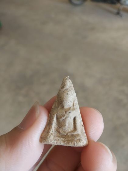 พระเนื้อดินพิมพ์กลาง(พระพิมพ์พระนางพญาหลังเรียบเนื้อออกสีน้ำตาลอ่อน(พระใหม่ไม่ทราบพระเกจิที่สร้าง)(ไม่ทราบรุ่น)(270408))พระเครื่องรางของมงคล รูปที่ 5