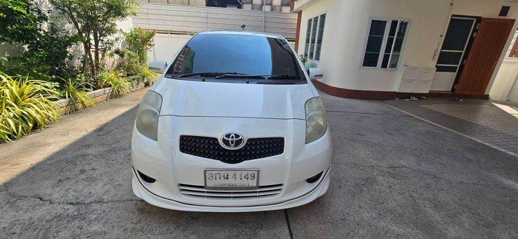 รถ Toyota Yaris 1.5 E สี ขาว