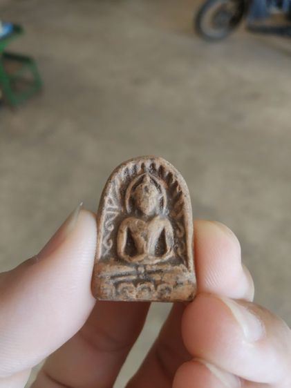 พระเนื้อดินพิมพ์กลาง(พระพิมพ์พระซุ้มกอหลังเรียบเนื้อออกสีน้ำตาลเข้ม(ไม่ทราบพระเกจิที่สร้างไม่ทราบอายุและรุ่น)(280405))พระเครื่องรางของมงคล รูปที่ 9