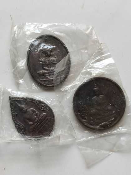 เหรียญพระแก้วมรกต 3 ฤดู  พ.ศ.2525 หลัง (ภปร )วัดพระศรีรัตนศาสดาราม รุ่นแรก

 รูปที่ 3