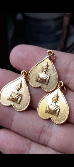 🪷 เหรียญ (รุ่นแรก) หลวงพ่อพระทอง (พระผุด)
      เหรียญพิมพ์ใบโพธิ์ กะไหล่ทอง หลังยันต์ สวย จัดสร้าง ณ วัดนาใน (พระทอง) ปี พ.ศ. 2511 รูปที่ 4