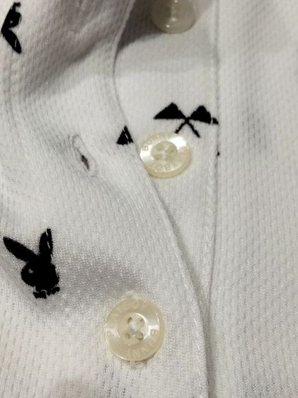 เสื้อกีฬาคอปกแบรนด์ PLAYBOY Bunny (L)เนื้อผ้าลื่นสีขาวลายสีดำมีปักโลโก้ รูปที่ 6