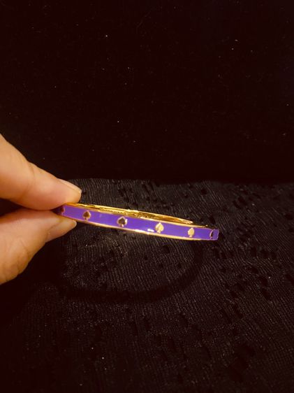 กำไลข้อมือ Kate spade แท้ รุ่น Spot the Spade Enamel hinged cuff bangle รุ่นยอด ฮิตของ Kate Spade  ของแท้แน่นอน สี Purple สีหายาก รูปที่ 2