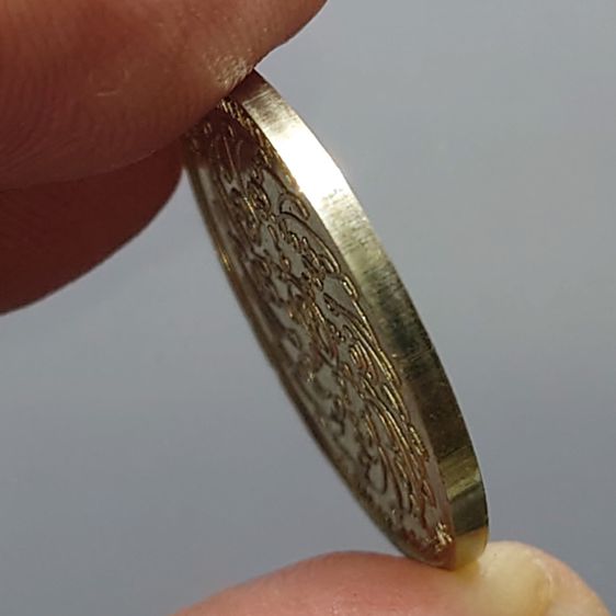 เหรียญพระแก้วมรกต รุ่น2 เนื้ออัลปาก้า วัดพระศรีรัตนศาสดาราม ปี 2547 สร้างโดยสำนักพระราชวัง รูปที่ 3