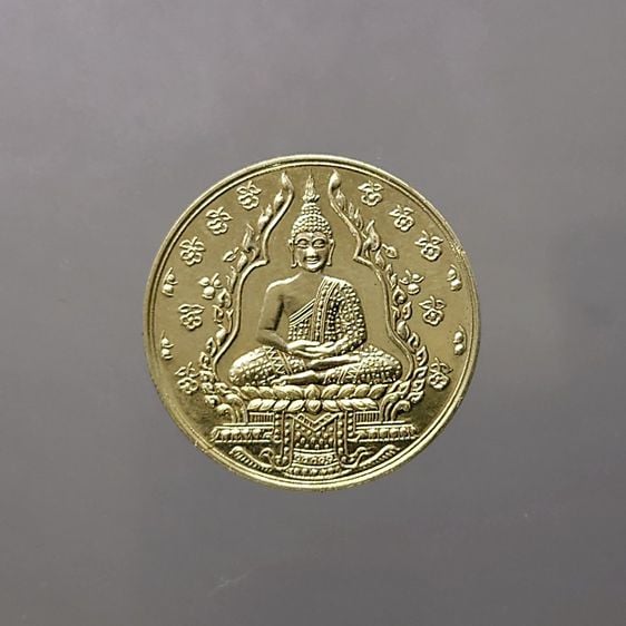 เหรียญพระแก้วมรกต รุ่น2 เนื้ออัลปาก้า วัดพระศรีรัตนศาสดาราม ปี 2547 สร้างโดยสำนักพระราชวัง รูปที่ 1