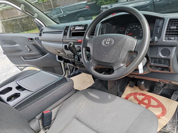 Toyota Hiace 2018 3.0 D4D Van ดีเซล ไม่ติดแก๊ส เกียร์ธรรมดา ขาว รูปที่ 3