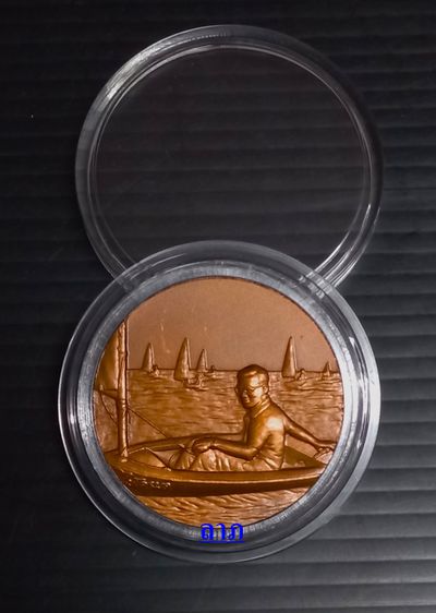 เหรียญรัชกาลที่9 ทรงเรือใบไมโครมด 13TH ASIAN GAMES BANGKOK1998 เนื้อทองแดงรมดำ  พร้อมตลับ ไม่ผ่านการใช้งาน รูปที่ 2