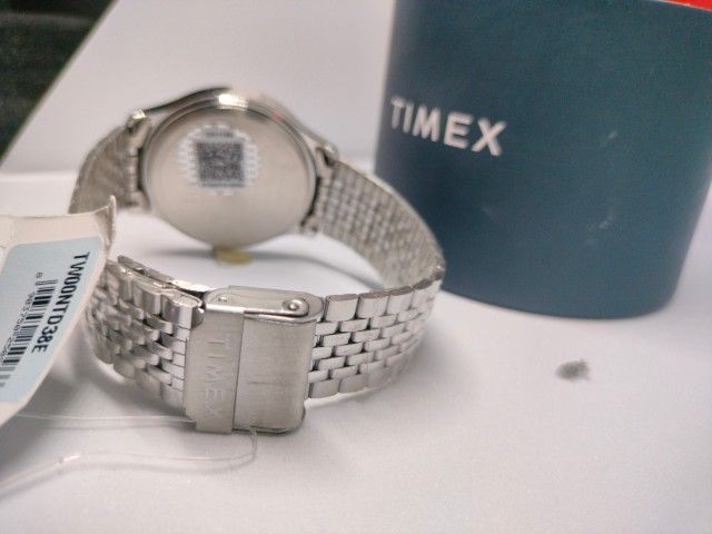 นาฬิกา Timex ของแท้ รุ่น TW00NTD38E ขนาด41มม. หน้าปัดสีเงิน สายเลส(สายจิว)  พร้อมกล่อง ของจริงสวยมาก นัดรับได้แถวรามอินทรา กม.8  รูปที่ 4