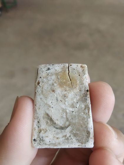 พระเนื้อว่านผสมผง(ทับทิมพระสมเด็จหลังเรียบเนื้อออกขาวปนดำ(มีรอยแตกร้าวชำรุด)(ไม่ทราบพระเกจิที่สร้าง)(290402))พระบ้านพระเครื่องรางของมงคล รูปที่ 6