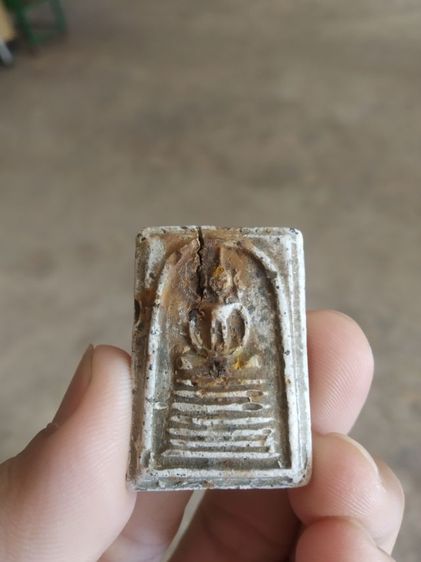 พระเนื้อว่านผสมผง(ทับทิมพระสมเด็จหลังเรียบเนื้อออกขาวปนดำ(มีรอยแตกร้าวชำรุด)(ไม่ทราบพระเกจิที่สร้าง)(290402))พระบ้านพระเครื่องรางของมงคล รูปที่ 2