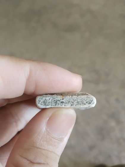 พระเนื้อว่านผสมผง(ทับทิมพระสมเด็จหลังเรียบเนื้อออกขาวปนดำ(มีรอยแตกร้าวชำรุด)(ไม่ทราบพระเกจิที่สร้าง)(290402))พระบ้านพระเครื่องรางของมงคล รูปที่ 15