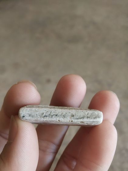 พระเนื้อว่านผสมผง(ทับทิมพระสมเด็จหลังเรียบเนื้อออกขาวปนดำ(มีรอยแตกร้าวชำรุด)(ไม่ทราบพระเกจิที่สร้าง)(290402))พระบ้านพระเครื่องรางของมงคล รูปที่ 13