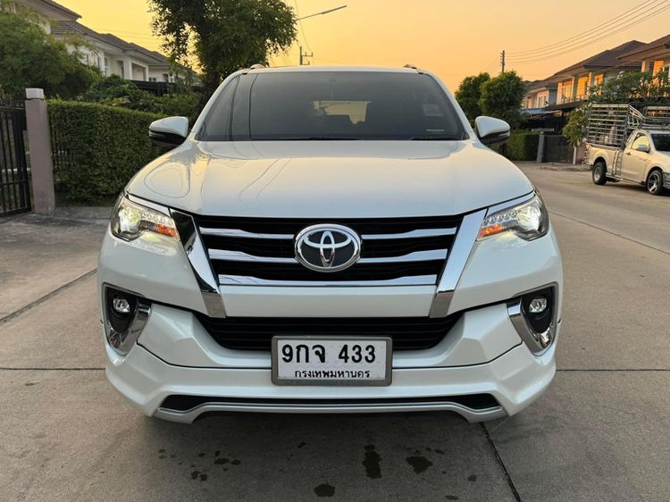 Toyota Fortuner 2019 2.4 V Sedan ดีเซล ไม่ติดแก๊ส เกียร์อัตโนมัติ ขาว รูปที่ 3