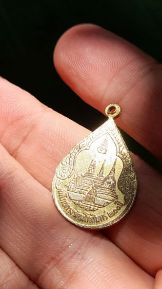  เหรียญพระแก้วมรกต งานกะไหล่ทองลงยา ที่ระลึกสมโภชน์รัตนโกสินทร์ ๒๐๐ ปี  ๒๕๒๕
พุทธศิลป์ พุทธคุณพระเครื่องกรุงรัตนโกสินทร์ รูปที่ 3