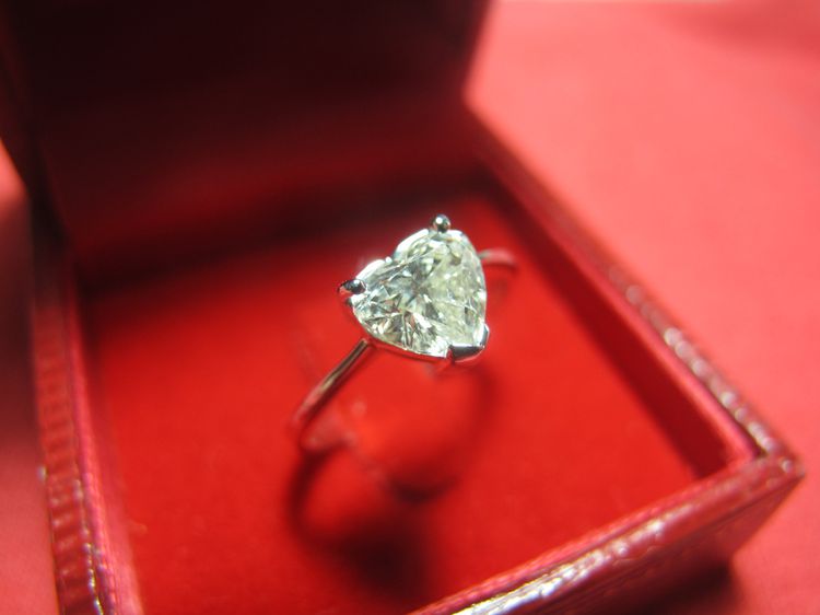 แหวนทองคำฝังเพชรแท้รูปหัวใจ ทอง2.9g เพชรเม็ดใหญ่1.02ct ติดเหลืองหน่อยนะครับ  ราคา 125,000 รูปที่ 2