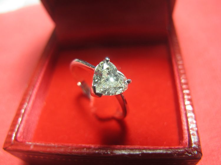 แหวนทองคำฝังเพชรแท้รูปหัวใจ ทอง2.9g เพชรเม็ดใหญ่1.02ct ติดเหลืองหน่อยนะครับ  ราคา 125,000 รูปที่ 3