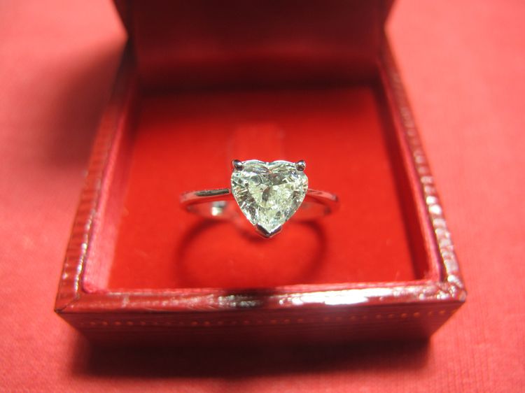 แหวนทองคำฝังเพชรแท้รูปหัวใจ ทอง2.9g เพชรเม็ดใหญ่1.02ct ติดเหลืองหน่อยนะครับ  ราคา 125,000 รูปที่ 6