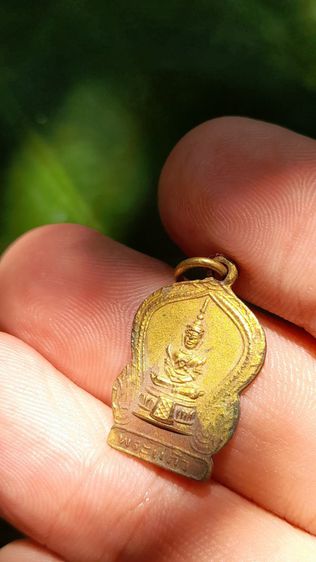 เหรียญเสมาพระแก้วมรกต ปี พ.ศ. ๒๔๙๗ พระอาจารย์นวม วัดอนงคารามวรวิหาร รูปที่ 2