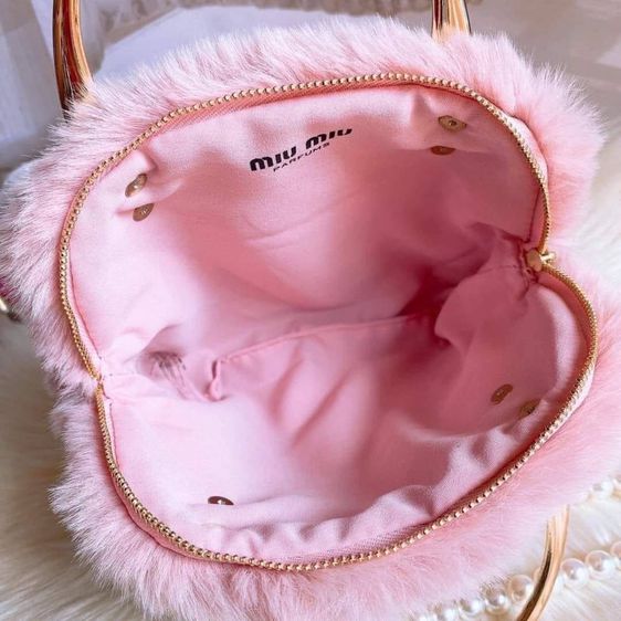 กระเป๋า MIU MIU Fluffy Blush Pouch  รูปที่ 3