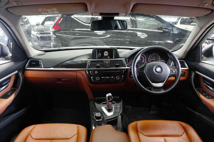 BMW Series 3 2017 320i Sedan เบนซิน เกียร์อัตโนมัติ ขาว รูปที่ 4