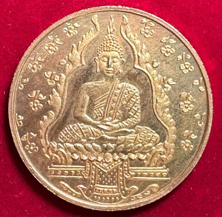 พระแก้วมรกต เหรียญรุ่นแรกฉลองวัดพระแก้ว 100 ปี บล็อกเจนีวา เนื้อทองคำ วา รูปที่ 17