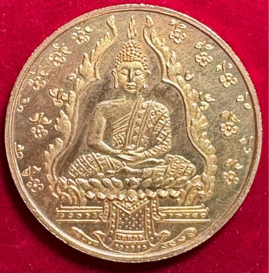 พระแก้วมรกต เหรียญรุ่นแรกฉลองวัดพระแก้ว 100 ปี บล็อกเจนีวา เนื้อทองคำ วา รูปที่ 2