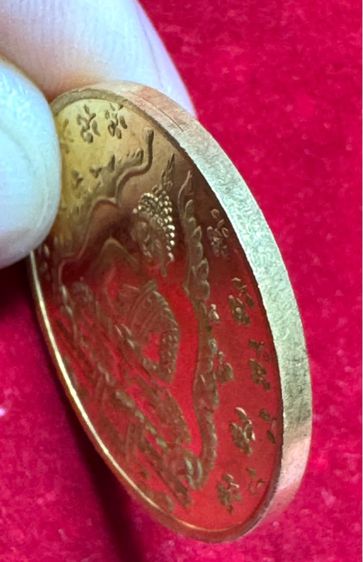 พระแก้วมรกต เหรียญรุ่นแรกฉลองวัดพระแก้ว 100 ปี บล็อกเจนีวา เนื้อทองคำ วา รูปที่ 3