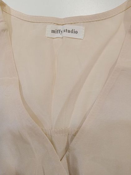 Miffy studio เสื้อผู้หญิง อก 40 ยาว 25 หน้า ยาว 27 หลัง แขนยาว 17 วัดจากไหล่ กระดุมหน้า 4 เม็ด แขนปล่อยแต่มีลูกเล่นตามภาพ สภาพดี  รูปที่ 4