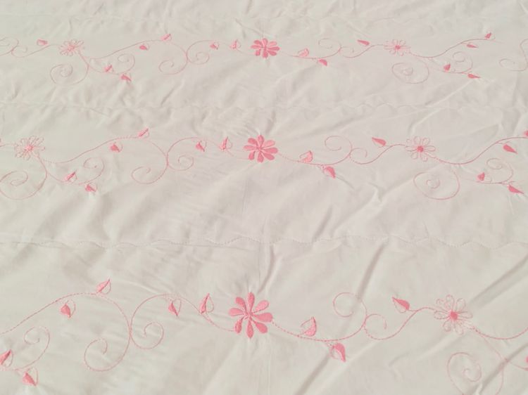 ผ้าปูที่นอนรัดมุม (แบบหนา) ขนาด 3.5ฟุต สีขาวปักลายดอกวินเทจสีชมพู มือสองสภาพดี สินค้าญี่ปุ่น-เกาหลีแท้ รูปที่ 6