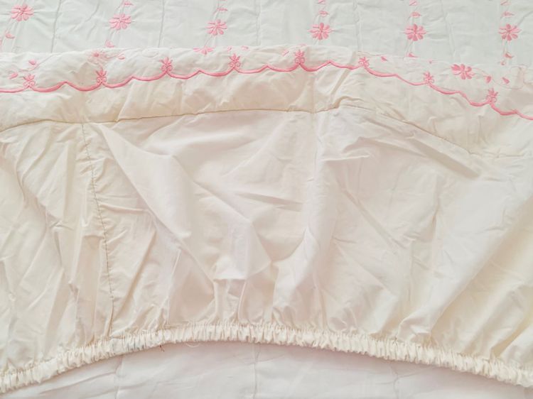ผ้าปูที่นอนรัดมุม (แบบหนา) ขนาด 3.5ฟุต สีขาวปักลายดอกวินเทจสีชมพู มือสองสภาพดี สินค้าญี่ปุ่น-เกาหลีแท้ รูปที่ 8