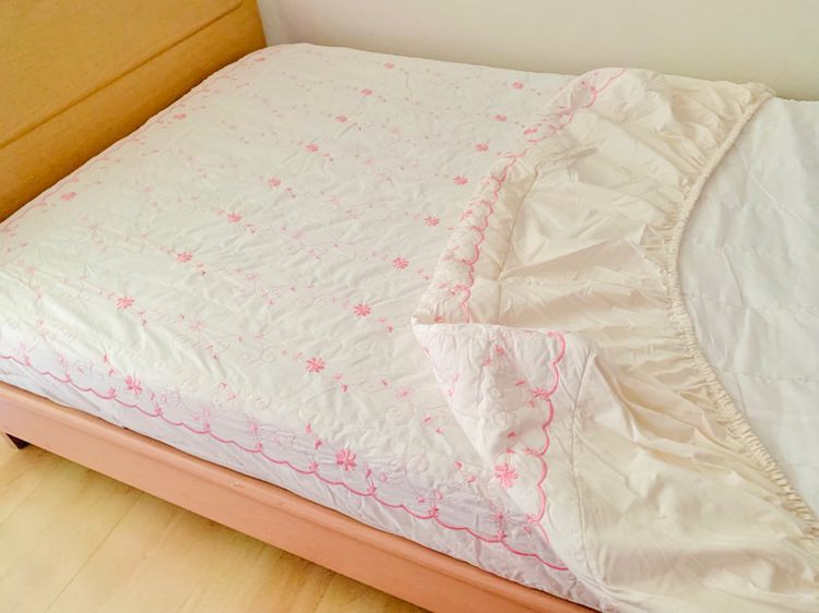 ผ้าปูที่นอนรัดมุม (แบบหนา) ขนาด 3.5ฟุต สีขาวปักลายดอกวินเทจสีชมพู มือสองสภาพดี สินค้าญี่ปุ่น-เกาหลีแท้ รูปที่ 10