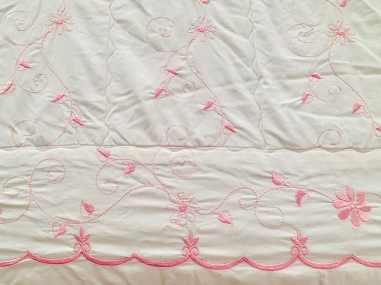 ผ้าปูที่นอนรัดมุม (แบบหนา) ขนาด 3.5ฟุต สีขาวปักลายดอกวินเทจสีชมพู มือสองสภาพดี สินค้าญี่ปุ่น-เกาหลีแท้ รูปที่ 7